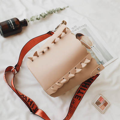 Стилна дамска чанта в изчистен модел с две части с широка цветна дръжка