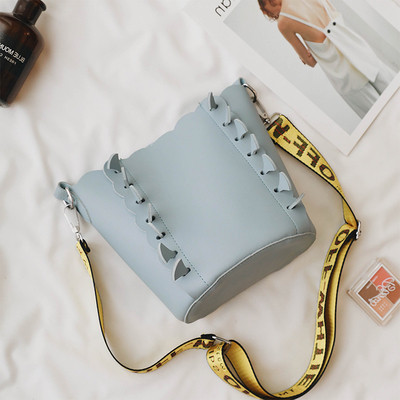 Стилна дамска чанта в изчистен модел с две части с широка цветна дръжка