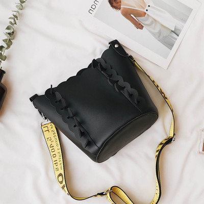 Стилна дамска чанта в изчистен модел с две части с широка цветна дръжка