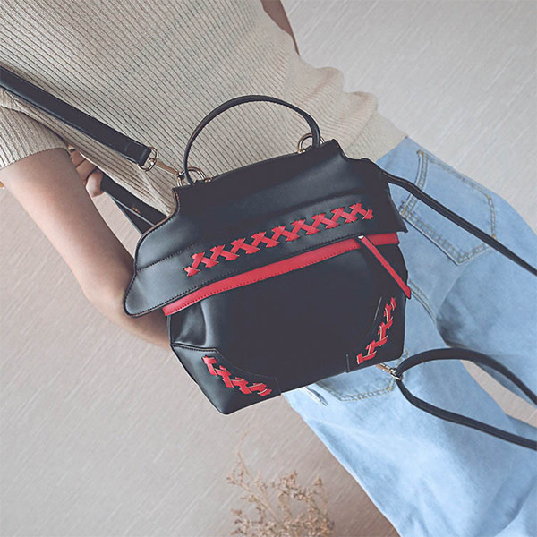 Κομψό γυναικείο σακίδιο σε ένα ενδιαφέρον σχέδιο σε δύο χρώματα