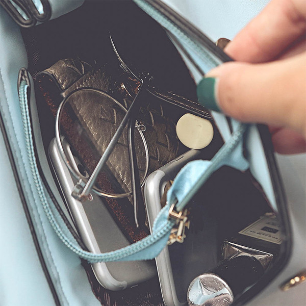 Κομψό γυναικείο σακίδιο σε ένα ενδιαφέρον σχέδιο σε δύο χρώματα