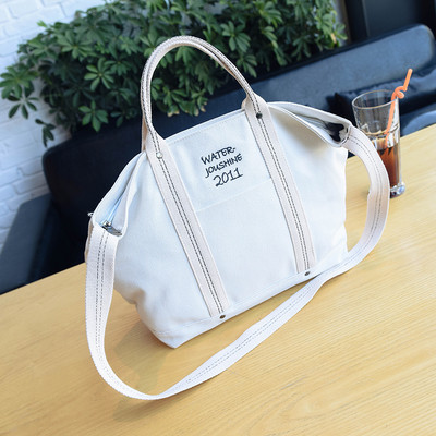 Голяма дамска чанта - много практична с два вида дръжки и надписи