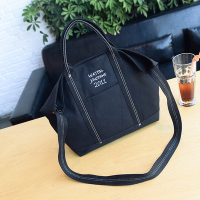 Голяма дамска чанта - много практична с два вида дръжки и надписи