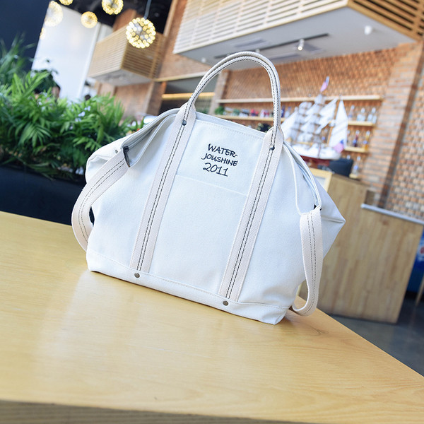 Голяма дамска чанта - много практична с два вида дръжки и надписи