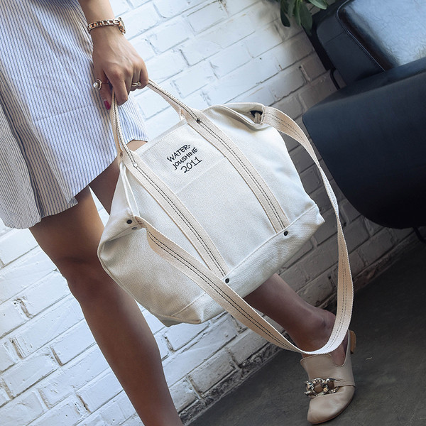 Голяма дамска чанта - много практична с два вида дръжки и надписи