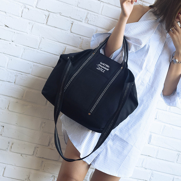 Голяма дамска чанта - много практична с два вида дръжки и надписи