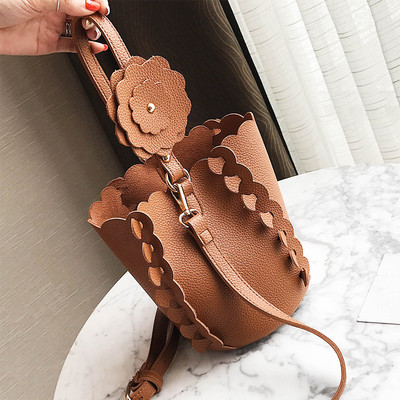 Сладка дамска чанта с декорация цветя в три цвята