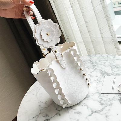 Сладка дамска чанта с декорация цветя в три цвята