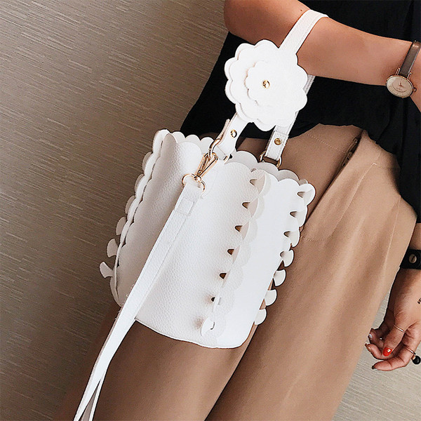 Сладка дамска чанта с декорация цветя в три цвята