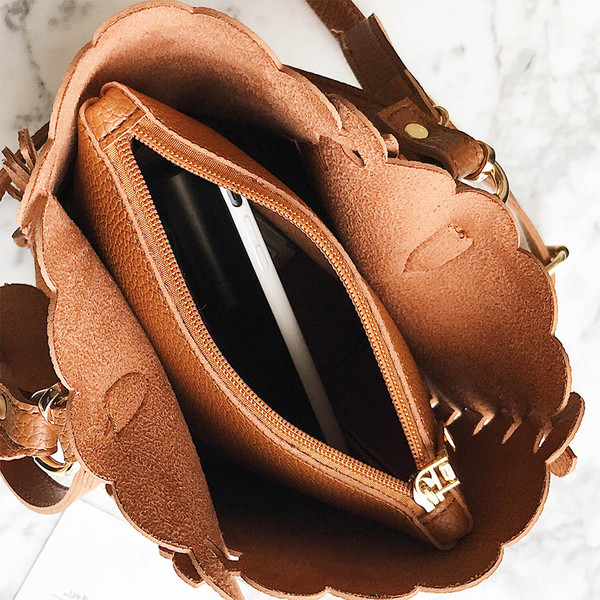 Сладка дамска чанта с декорация цветя в три цвята