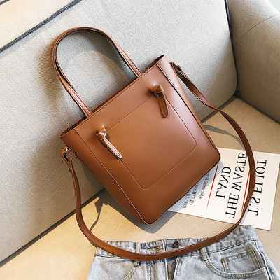 Семпъл модел дамска чанта с два вида дръжки и в няколко цвята