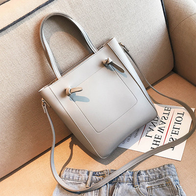 Семпъл модел дамска чанта с два вида дръжки и в няколко цвята