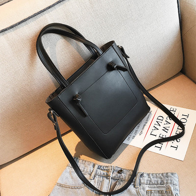 Семпъл модел дамска чанта с два вида дръжки и в няколко цвята