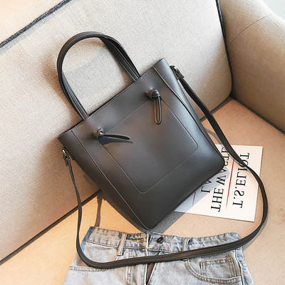 Семпъл модел дамска чанта с два вида дръжки и в няколко цвята