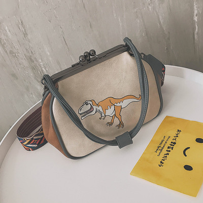 Сладка дамска чанта с изображение и широка цветна дръжка