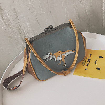 Сладка дамска чанта с изображение и широка цветна дръжка