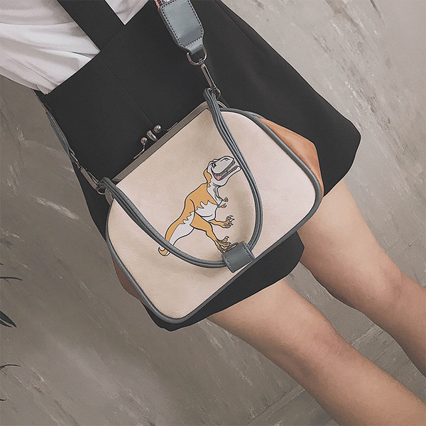 Сладка дамска чанта с изображение и широка цветна дръжка