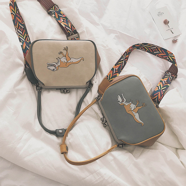 Сладка дамска чанта с изображение и широка цветна дръжка