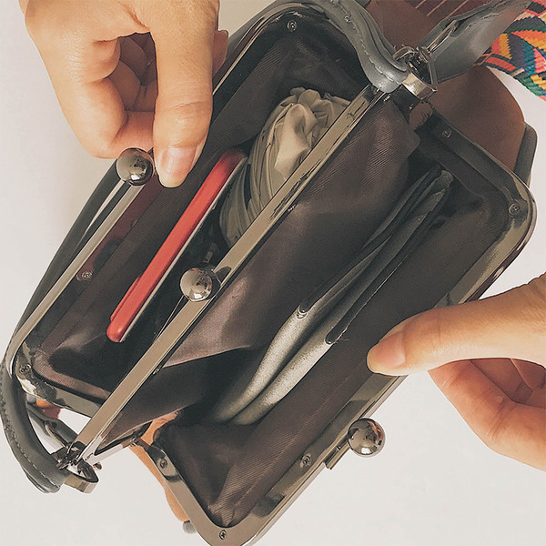 Сладка дамска чанта с изображение и широка цветна дръжка