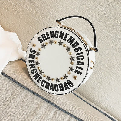 Ежедневна дамска чанта в кръгла форма с надписи и метални елементи