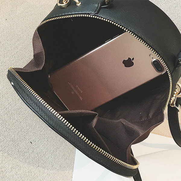 Ежедневна дамска чанта в кръгла форма с надписи и метални елементи