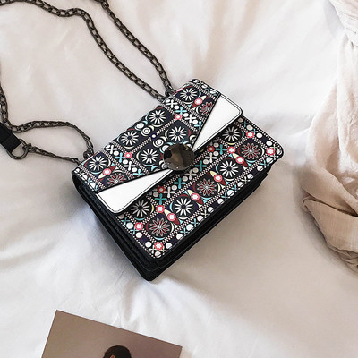 Цветна дамска чанта с метална дръжка в два цвята