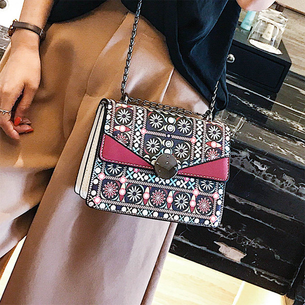 Цветна дамска чанта с метална дръжка в два цвята