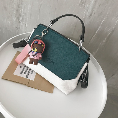 Γυναικεία τσάντα με δύο τύπους χειρολαβών και μια διακόσμηση αρκούδας