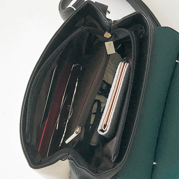 Γυναικεία τσάντα με δύο τύπους χειρολαβών και μια διακόσμηση αρκούδας