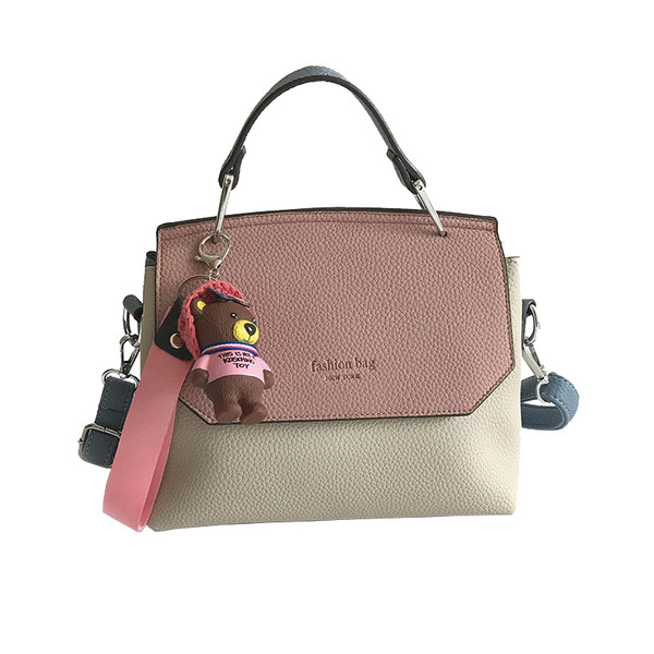 Γυναικεία τσάντα με δύο τύπους χειρολαβών και μια διακόσμηση αρκούδας