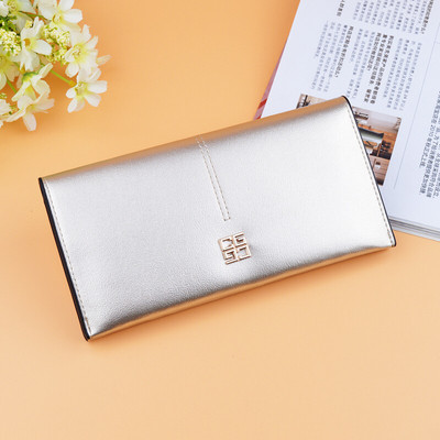 Лъскав дамски портфейл със семпла метална декорация в няколко цвята