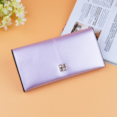 Лъскав дамски портфейл със семпла метална декорация в няколко цвята