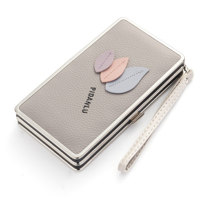 Красив и много удобен дамски портфейл с декорация в различни цветове