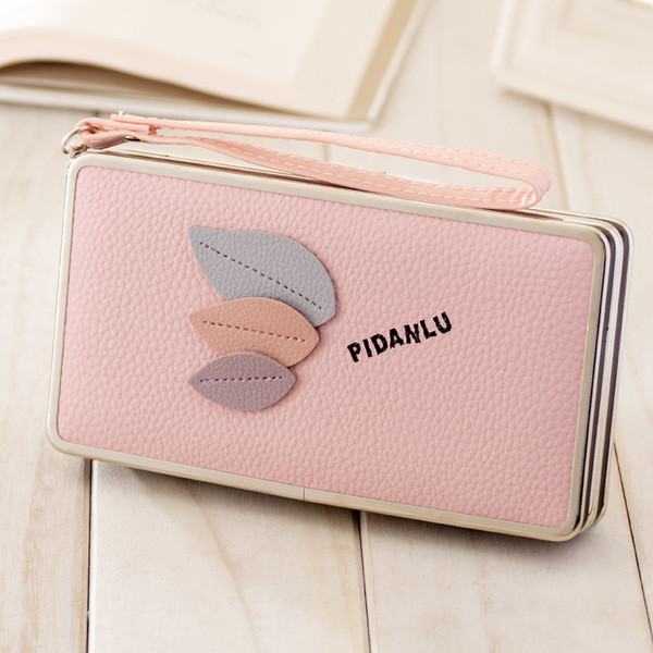 Красив и много удобен дамски портфейл с декорация в различни цветове