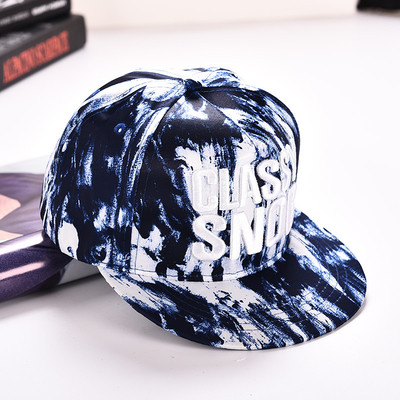 Модерна дамска шапка с надпис в два цвята