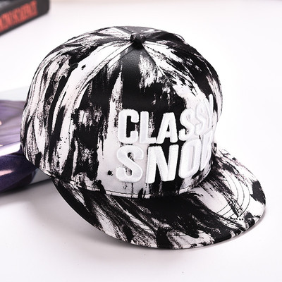 Модерна дамска шапка с надпис в два цвята