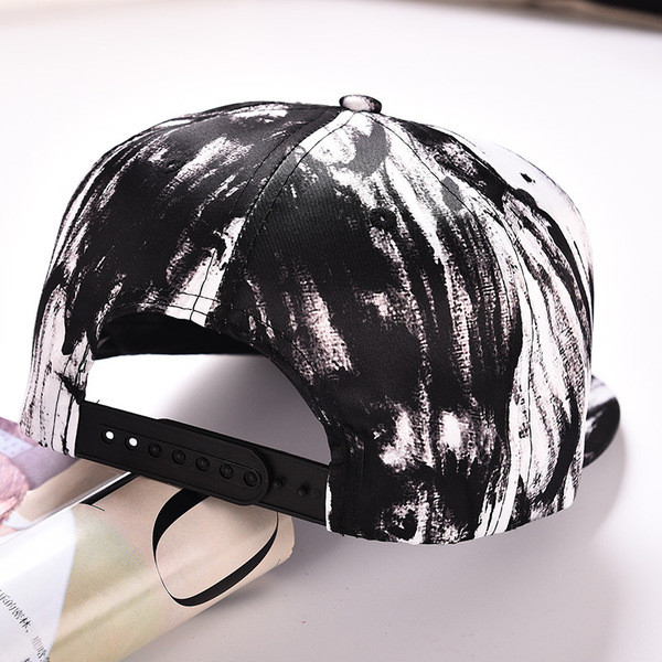 Модерна дамска шапка с надпис в два цвята