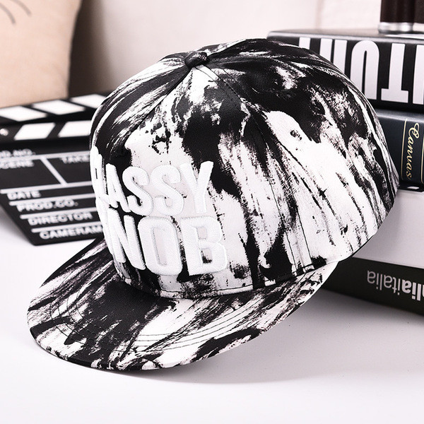 Модерна дамска шапка с надпис в два цвята