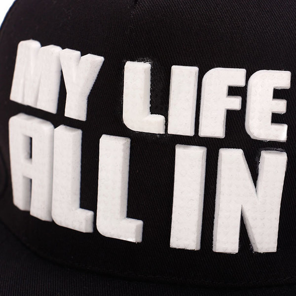 Мъжка шапка с козирка и надпис - много модерна