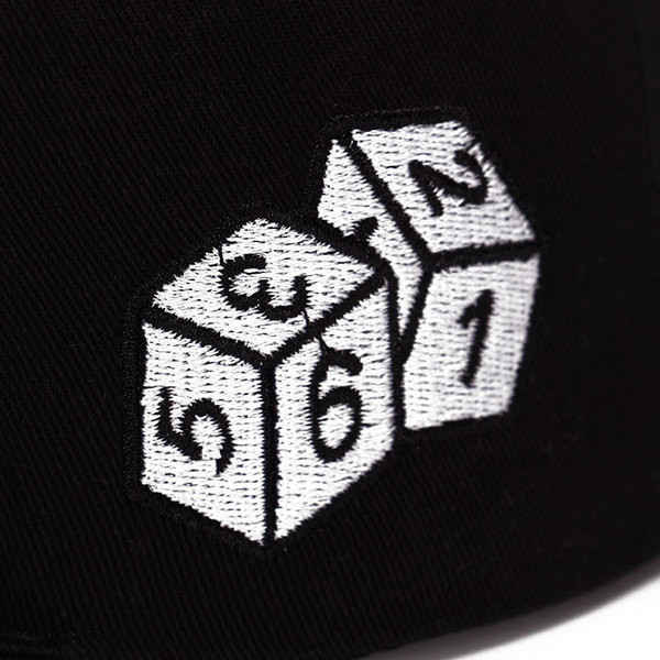 Мъжка шапка с козирка и надпис - много модерна