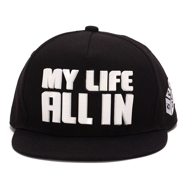 Мъжка шапка с козирка и надпис - много модерна