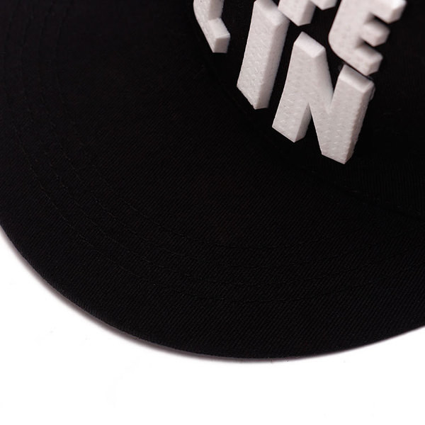 Мъжка шапка с козирка и надпис - много модерна