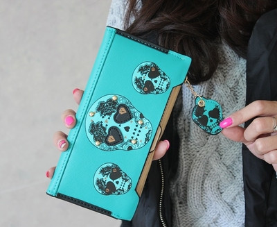 Красив дамски портфейл с декорация черепи и камъни и с дръжка