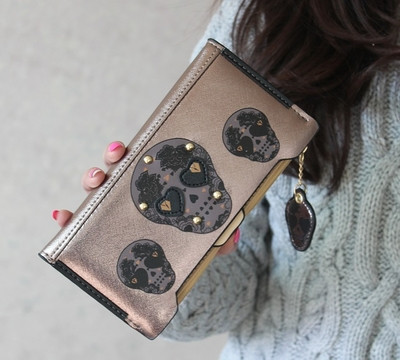 Красив дамски портфейл с декорация черепи и камъни и с дръжка