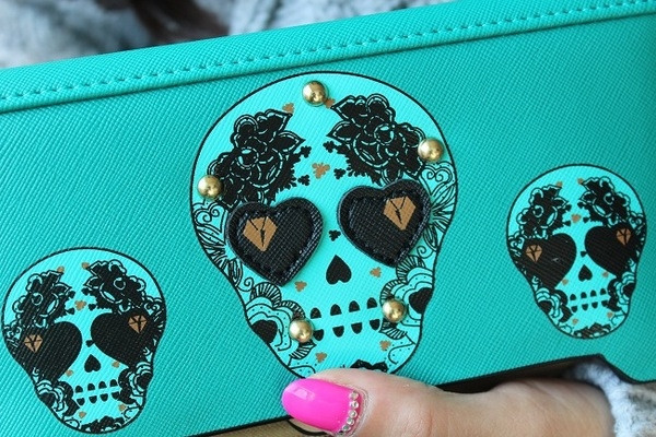 Красив дамски портфейл с декорация черепи и камъни и с дръжка