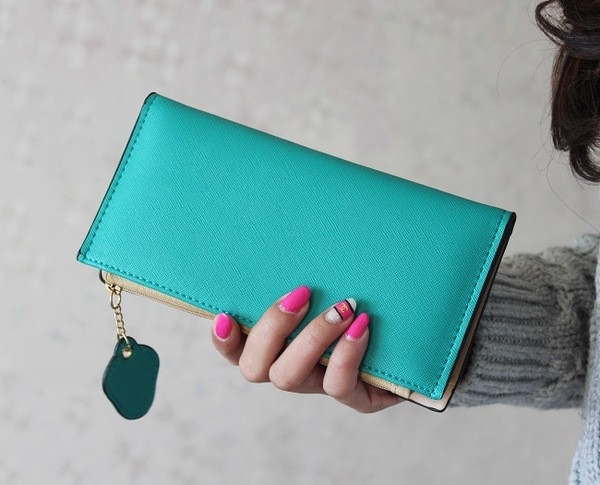 Красив дамски портфейл с декорация черепи и камъни и с дръжка