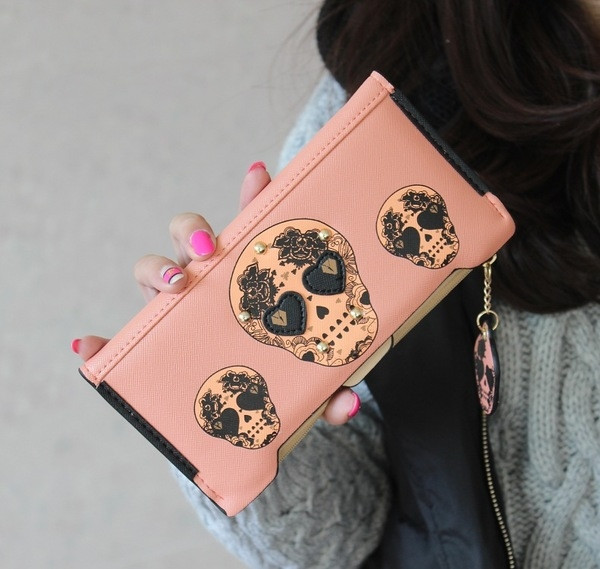 Красив дамски портфейл с декорация черепи и камъни и с дръжка
