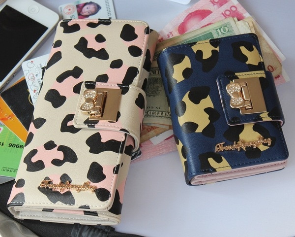 Стилен дамски портфейл в два размера 