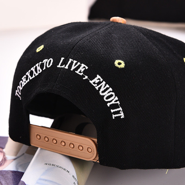 Модерна бейзболна дамска шапка с надпис 