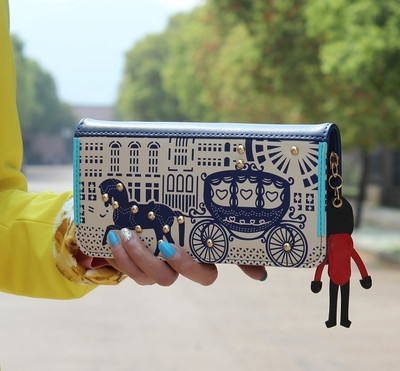 Красив дамски портфейл с интересно изображение и дръжка